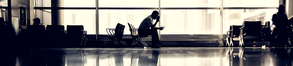 Un viajero sin seguro de viaje espera tras perder su avión