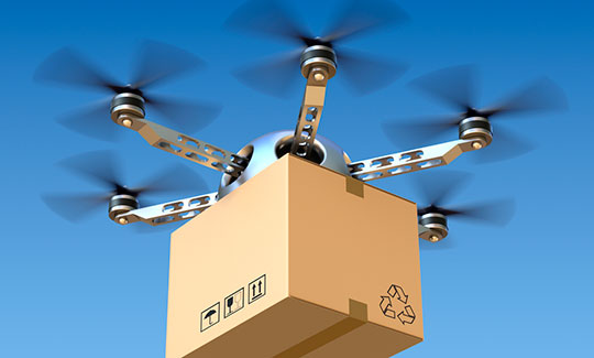 Llevar paquetes es una de las cosas que se puede hacer con los drones.